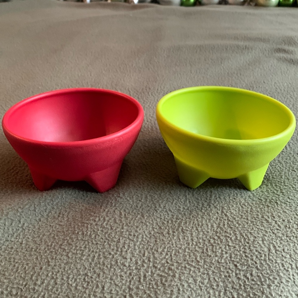 Set of 2 plastic salsa dishes. Approx 4 1/2” wide. Approx 2 1/2 inches tall